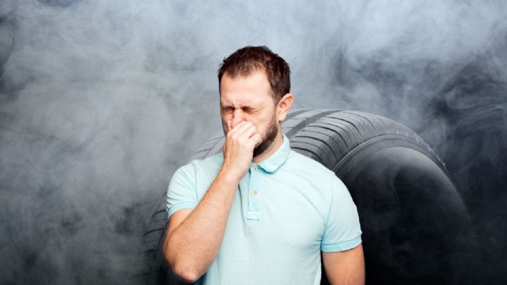 Qué significa que salga humo negro de su carro, según mecánicos expertos