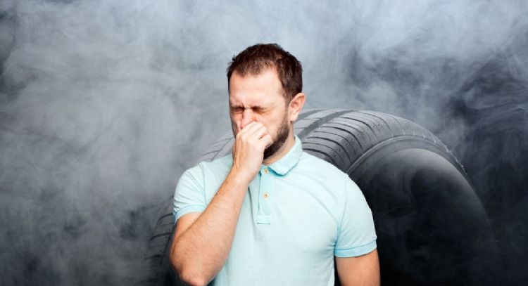 Qué significa que salga humo negro de su carro, según mecánicos expertos