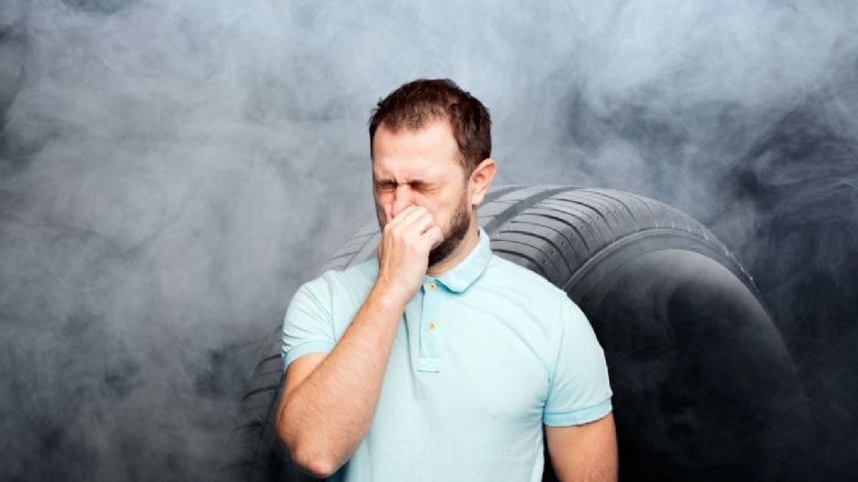 Qué significa que salga humo negro de su carro, según mecánicos expertos