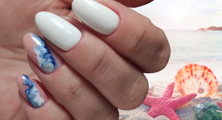 Ni uñas nude, ni manicura francesa: los 3 diseños que dominan las playas este 2025