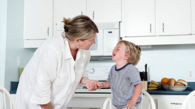 Qué significa que mi hijo haga un berrinche en el suelo, según la psicología