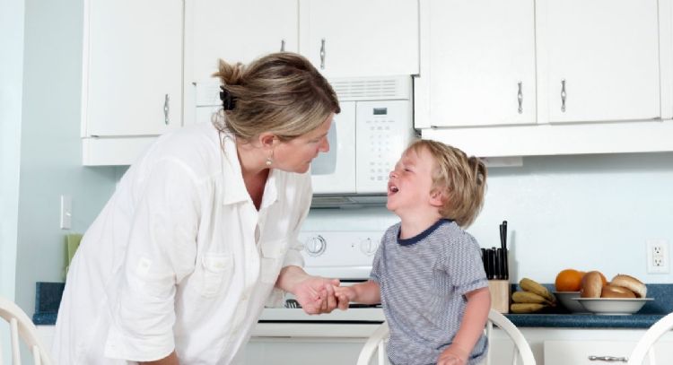 Qué significa que mi hijo haga un berrinche en el suelo, según la psicología