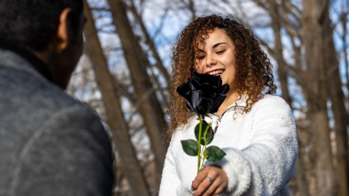 Qué quiere decir que una persona te regale rosas negras