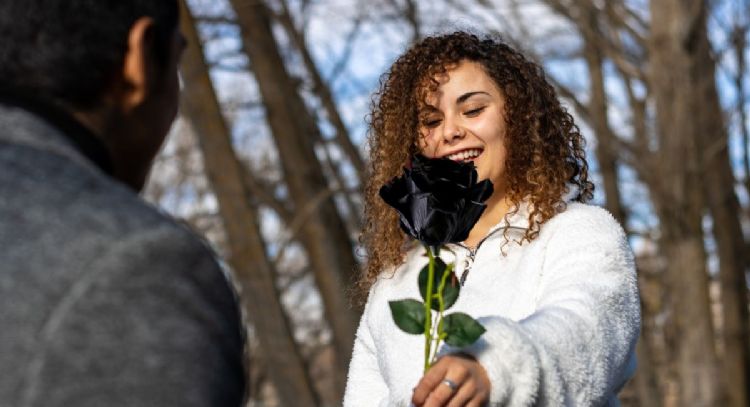 Qué quiere decir que una persona te regale rosas negras
