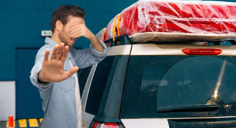 Toma asiento antes de conocer de cuánto es la multa por llevar un colchón encima del carro en Colombia