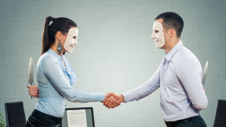 Estas son las 3 frases que más usan las personas hipócritas, según la Inteligencia Artificial