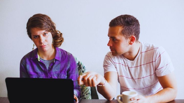 Cómo salir de una situación incómoda usando estas 5 frases maestras, según la IA