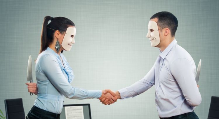 Estas son las 3 frases que más usan las personas hipócritas, según la Inteligencia Artificial