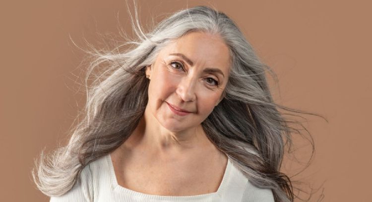 Qué significa que alguien se deje las canas y no se tiña, según la psicología