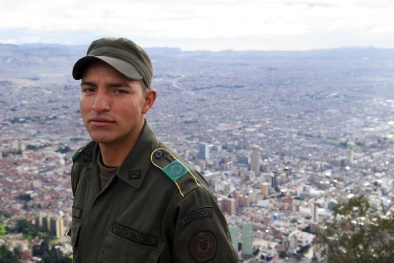 cuanto gana un policia en colombia tras el aumento salarial en 2025