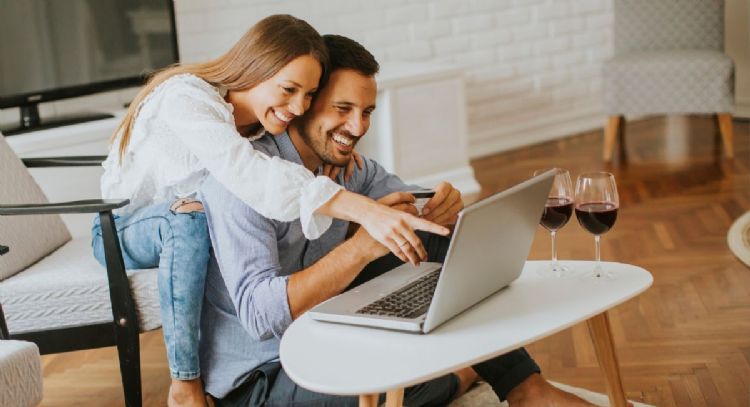 Cuánto tiempo necesitas estar en pareja antes de mudarte a vivir juntos, según la Inteligencia Artificial