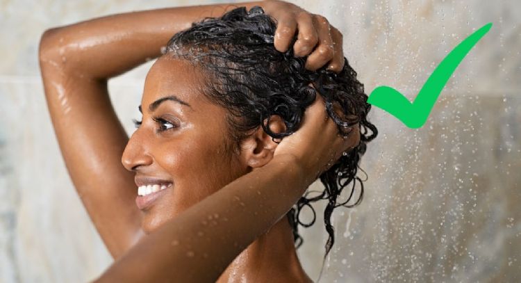 No gastes de más, así puedes lavarte el pelo en casa como si fueras al salón de belleza