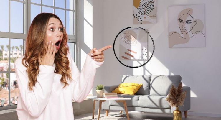 Los cuadros pequeños pasaron de moda, esta es la nueva tendencia para adornar la pared del sofá que aporta modernidad y elegancia