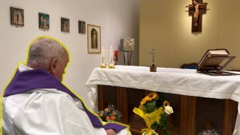 Toma asiento antes de ver la primera foto del Papa Francisco tras su hospitalización