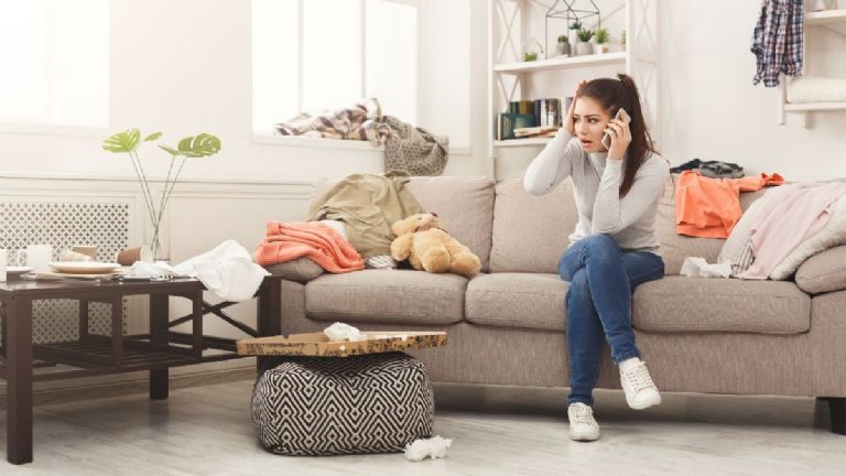 mujer en una sala de estar desordenada