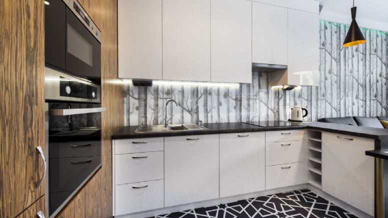 Ni blancas ni negras, esta es la última tendencia para decorar tu cocina en 2025