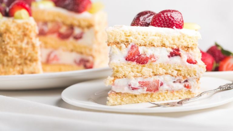 receta de tarta de fresa con nata con base de bizcocho