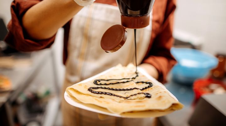 Toma asiento antes de conocer cuánto gana una mesera de Crepes & Waffles en Colombia 2025
