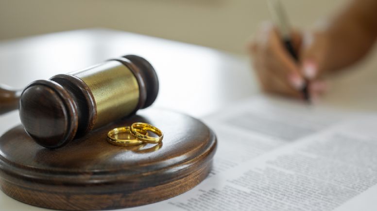 Toma asiento antes de conocer cuánto cobra un abogado por hacer un divorcio en Colombia
