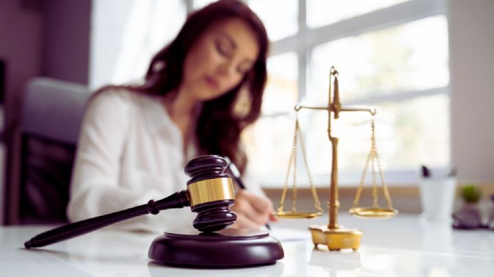 Toma asiento antes de saber cuánto dinero cobra un abogado por un divorcio en Colombia