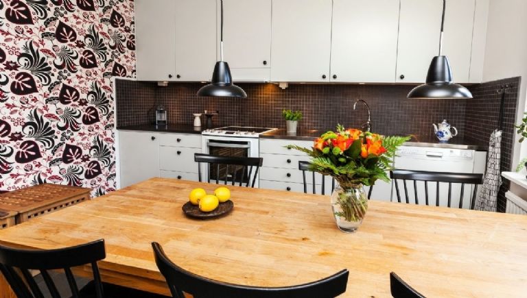 cocina con diseno moderno de papel pintado o empapelado en una sola pared