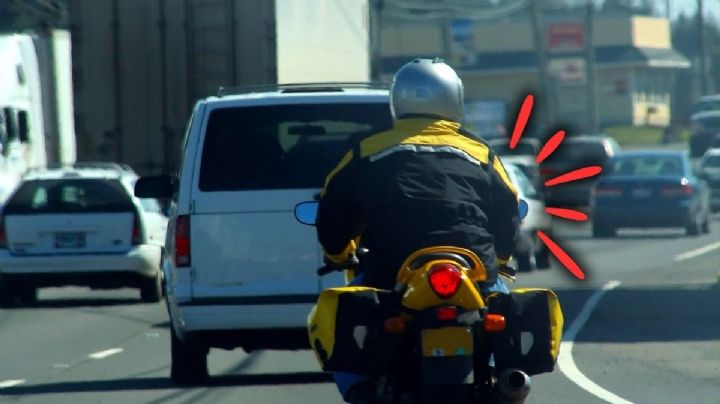 Toma asiento antes de conocer de cuánto es la multa para los motociclistas en Colombia por adelantar del lado derecho