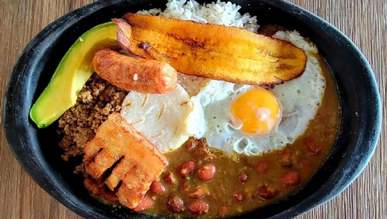la bandeja paisa es el plato colombiano favorito de los turistas