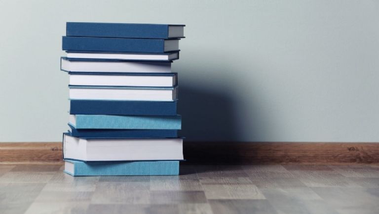 libros apilados para decorar el hogar diseno de interiores