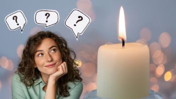 Qué significa que la llama de tu vela parpadee, según expertos en espiritualidad