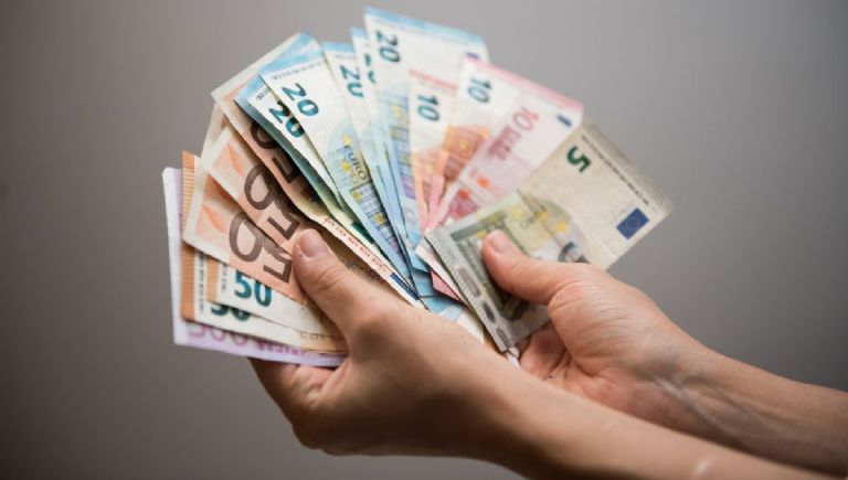 cuanto gana el dueno de tiendas ara 2025
