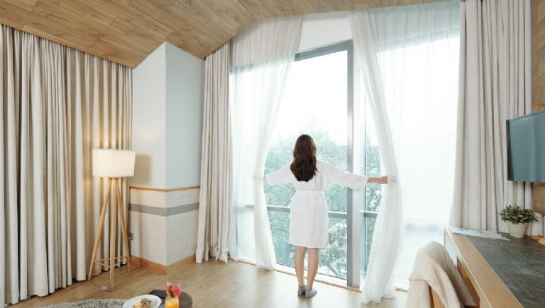 las cortinas no deben quedar al ras de la ventana para ganar espacio