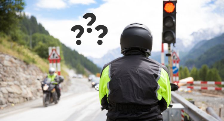 Toma asiento antes de conocer cuánto cuesta el Impuesto de semaforización para motos en Colombia en 2025
