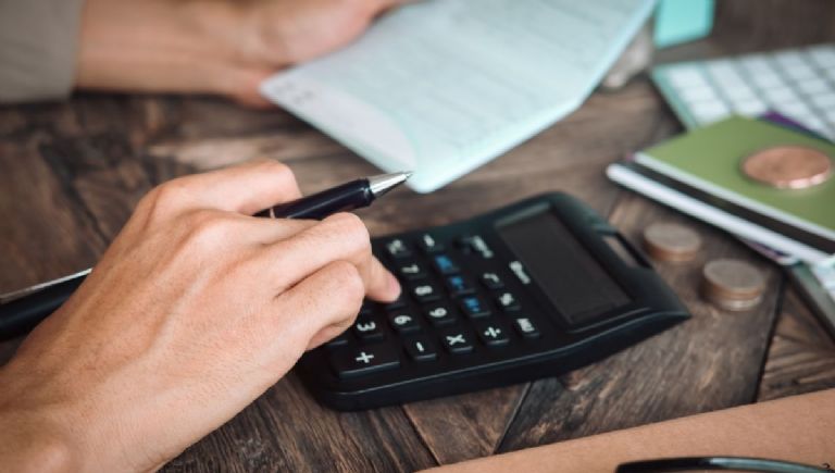 como pagar menos intereses al tener una deuda con el banco