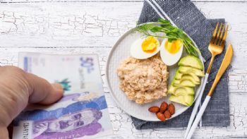 Toma asiento antes de conocer qué porcentaje del salario se gasta en comer sano en Colombia