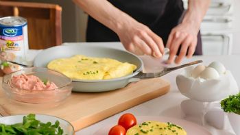 Tortilla de huevo y atún, aprende a hacer este sencillo almuerzo en solo 20 minutos