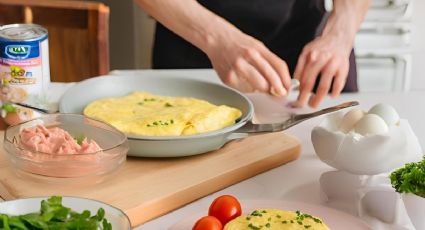 Tortilla de huevo y atún, aprende a hacer este sencillo almuerzo en solo 20 minutos