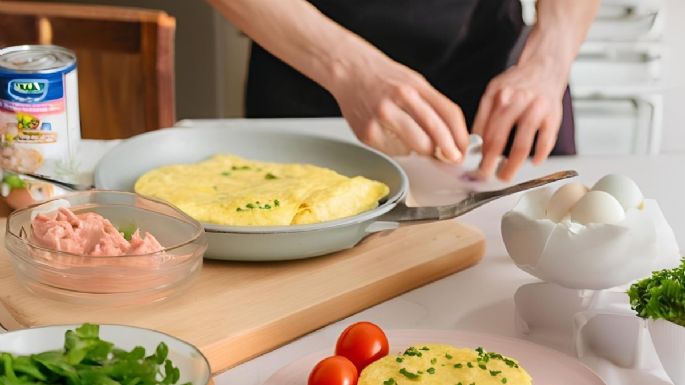 Tortilla de huevo y atún, aprende a hacer este sencillo almuerzo en solo 20 minutos