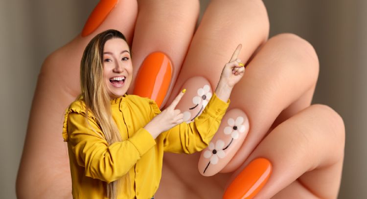 Perder horas en el salón de manicura es cosa del pasado: este diseño con flores es fácil, rápido y arrasa en 2025