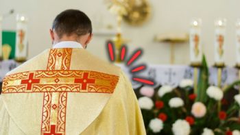 Toma asiento antes de conocer cuánto gana un Sacerdote en Colombia en 2025