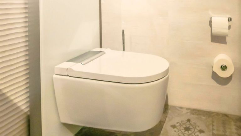 cisterna empotrada en bano moderno pequeno