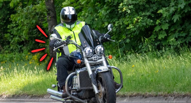 Toma asiento antes de conocer cuánto cuesta una multa por no llevar el chaleco reflectivo en moto en Colombia