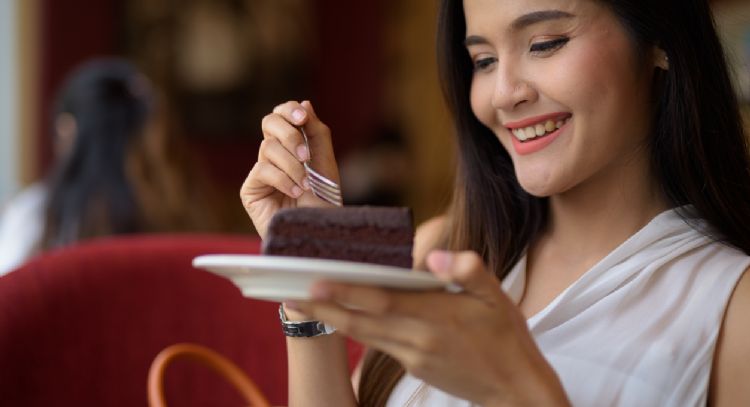 Prepare un delicioso Pastel de trufa de chocolate ideal para compartir con amigos