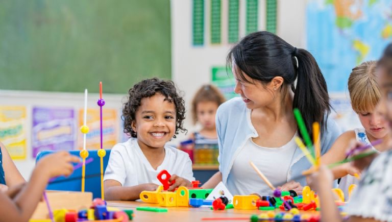 cuanto gana un profesor de jardin infantil en colombia 2025