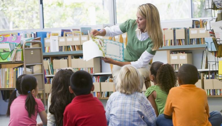 cuanto gana un maestro de preescolar en colombia 2025