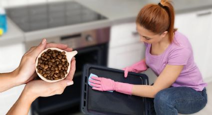 Cómo reutilizar el café usado para limpiar las bandejas de la cocina y dejarlas como nuevas