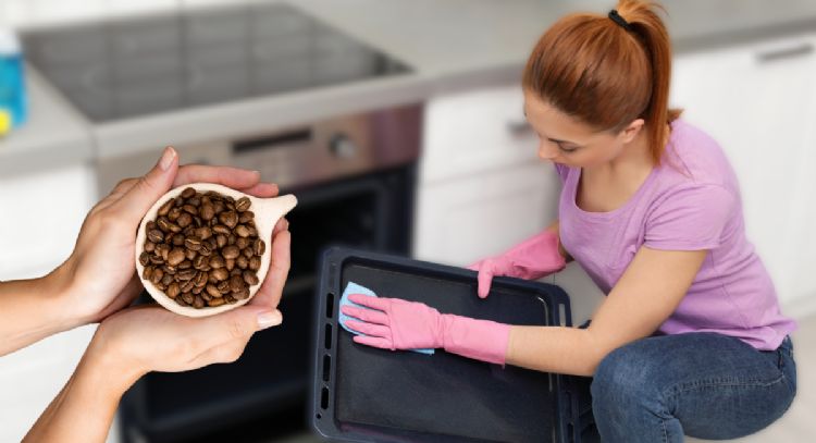 Cómo reutilizar el café usado para limpiar las bandejas de la cocina y dejarlas como nuevas