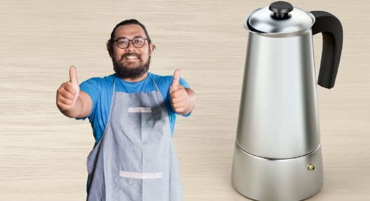 El ingrediente clave para hacer buen café con la cafetera italiana, según un experto en el tema
