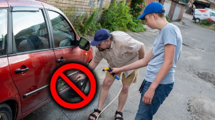 Toma asiento antes de conocer de cuánto es la multa por lavar el carro en la calle en Bogotá