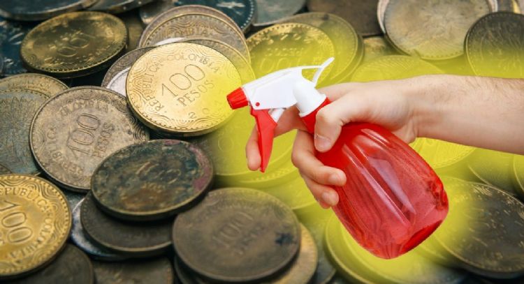 La mezcla casera a base de 2 ingredientes para limpiar las monedas colombianas antiguas y llenarse de dinero