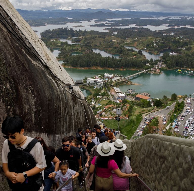 fotografia de los escalones de la piedra del penol en antioquia colombia